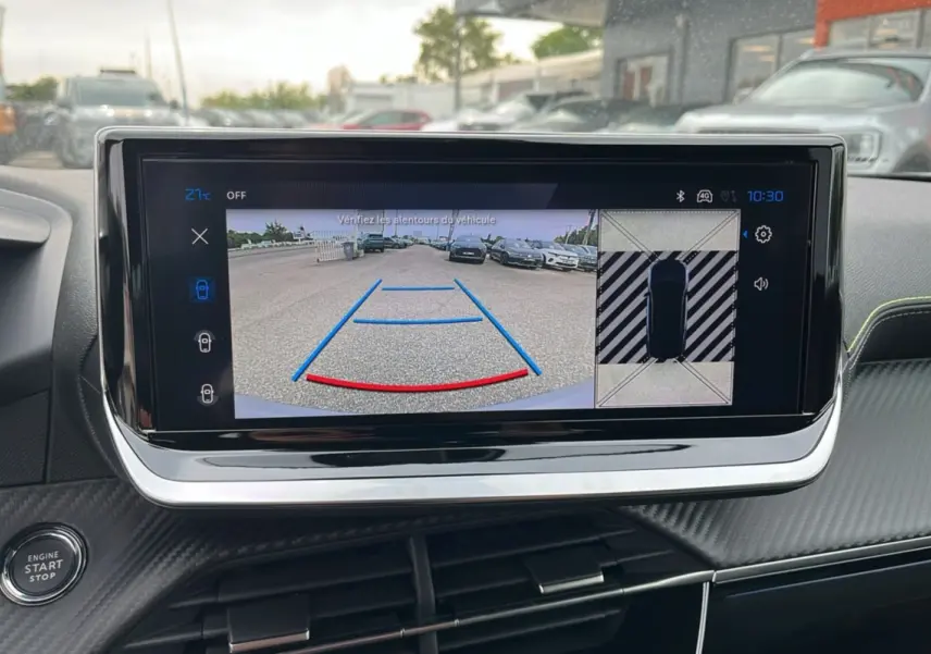 Écran central du Peugeot 2008 Hybrid 145 GT Vision 2025 montrant la caméra de recul et l'affichage 360° du stationnement.