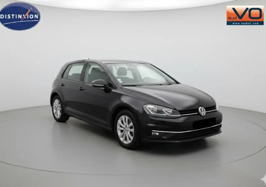 Volkswagen Golf 1.5 TSI noire vue 3/4 avant droit avec jantes alliage 17 pouces sur fond neutre.