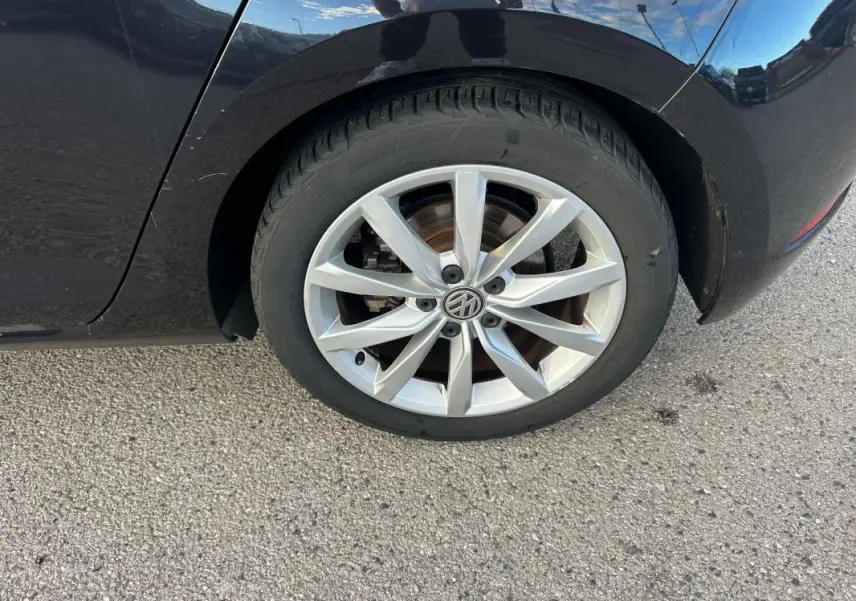 Gros plan sur la roue arrière droite noire d'une Volkswagen Golf 1.5 TSI avec jante alliage 17 pouces.