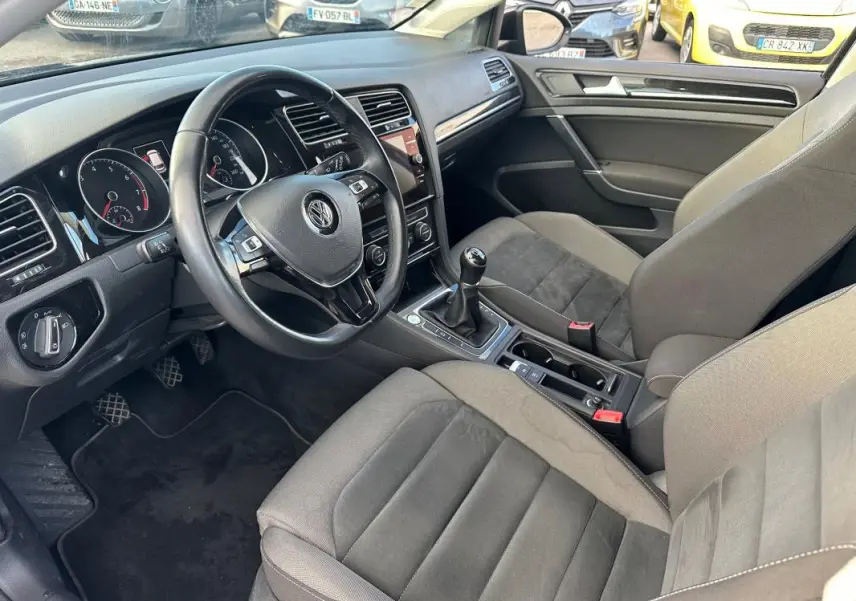 Intérieur de la Volkswagen Golf 1.5 TSI 2018 vu côté conducteur, avec volant multifonctions et boîte manuelle.