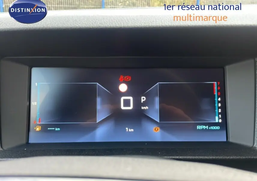 Affichage numérique du tableau de bord du Citroën Jumpy gris titane, montrant la vitesse au point mort et le compte-tours.