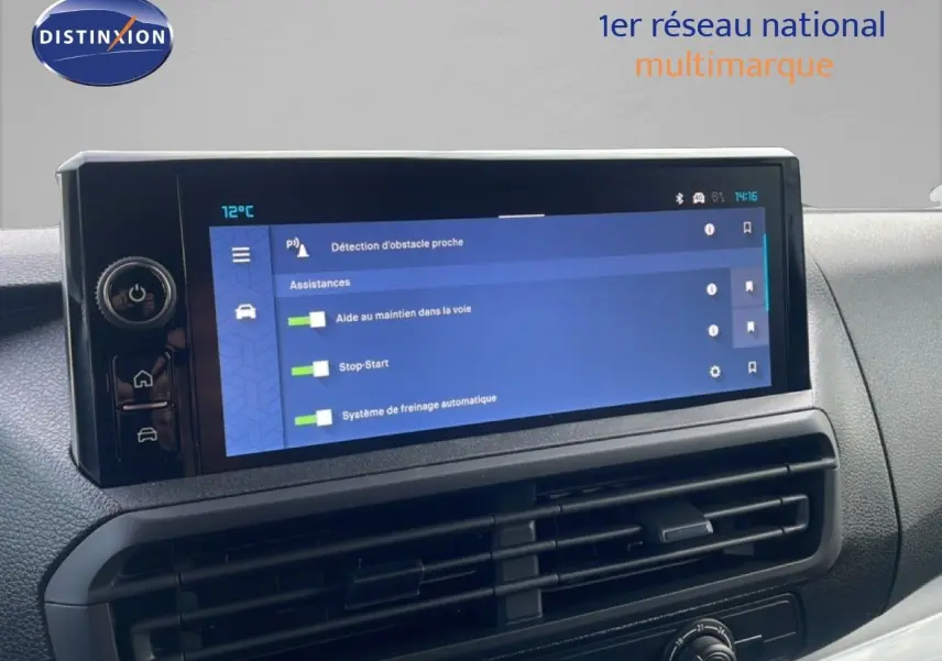 Vue intérieure du tableau de bord du Citroën Jumpy gris titane, avec écran tactile affichant les aides à la conduite.