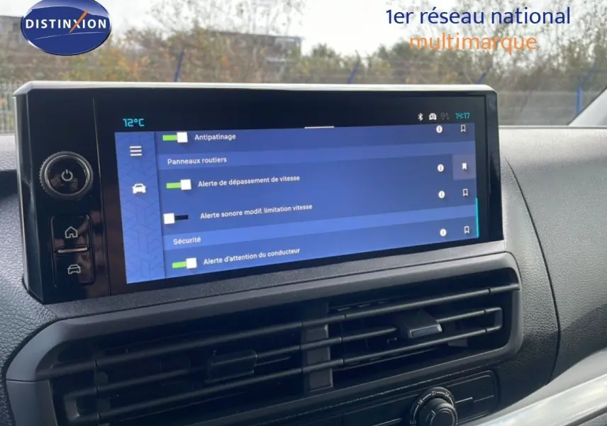 Vue intérieure du tableau de bord du Citroën Jumpy Van Long L3, écran tactile affichant les alertes de sécurité.