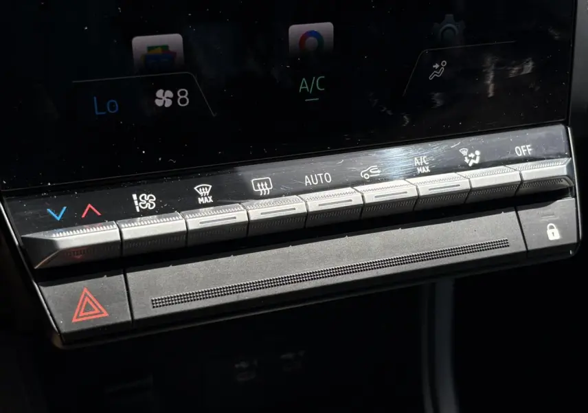 Gros plan sur la console centrale du Renault Captur 2025, boutons de climatisation et verrouillage visibles.
