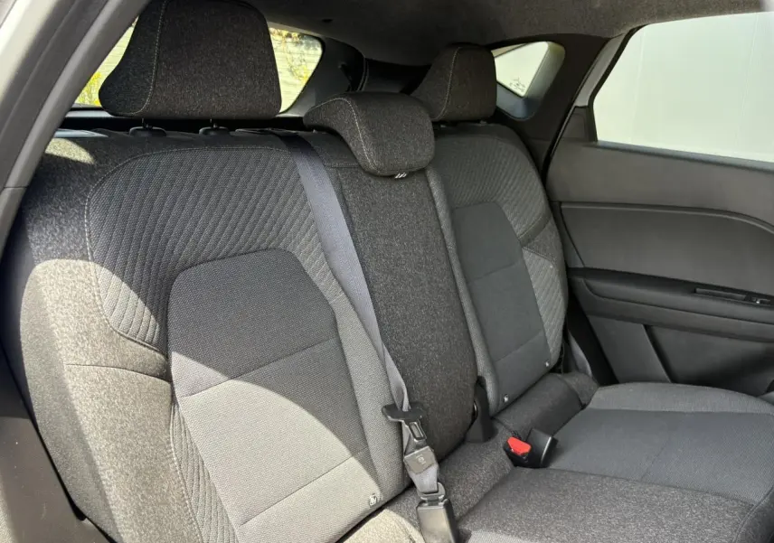 Vue latérale droite des sièges arrière gris foncé du Renault Captur TCE 90 Techno 2025 avec ceinture de sécurité visible.