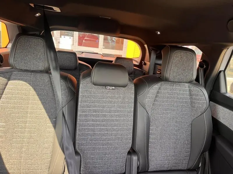 Vue intérieure des sièges arrière en tissu gris et cuir noir du Peugeot 5008 Hybrid 145ch Allure e-DCS6 2025.