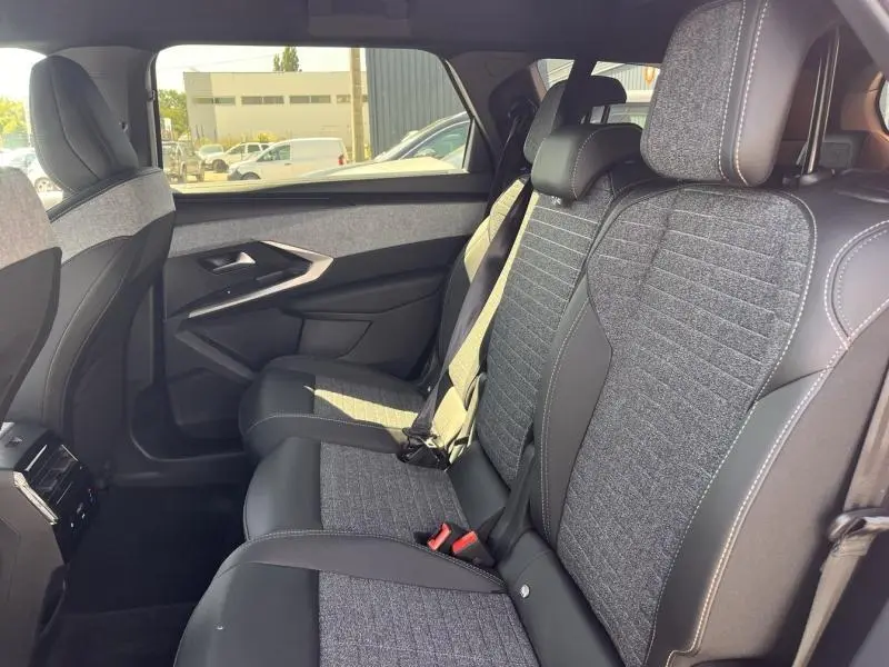 Vue intérieure côté gauche des sièges arrière en tissu gris et cuir noir du Peugeot 5008 Hybrid 145ch Allure 2025.