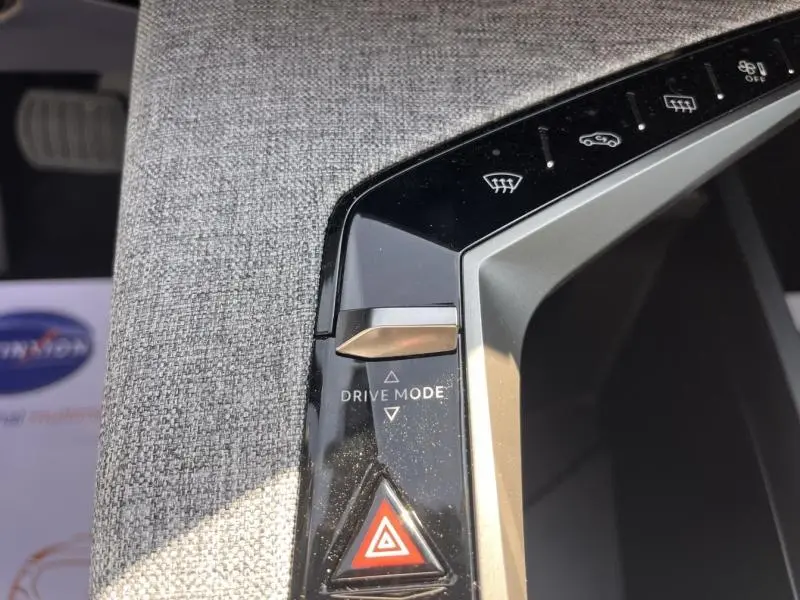 Gros plan sur la commande Drive Mode et les boutons de fonction sur la console centrale du Peugeot 5008 blanc Okénite.