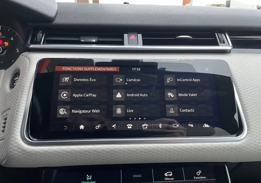 Écran tactile central du tableau de bord du Range Rover Velar 2018, affichant les fonctions connectées et options multimédia.