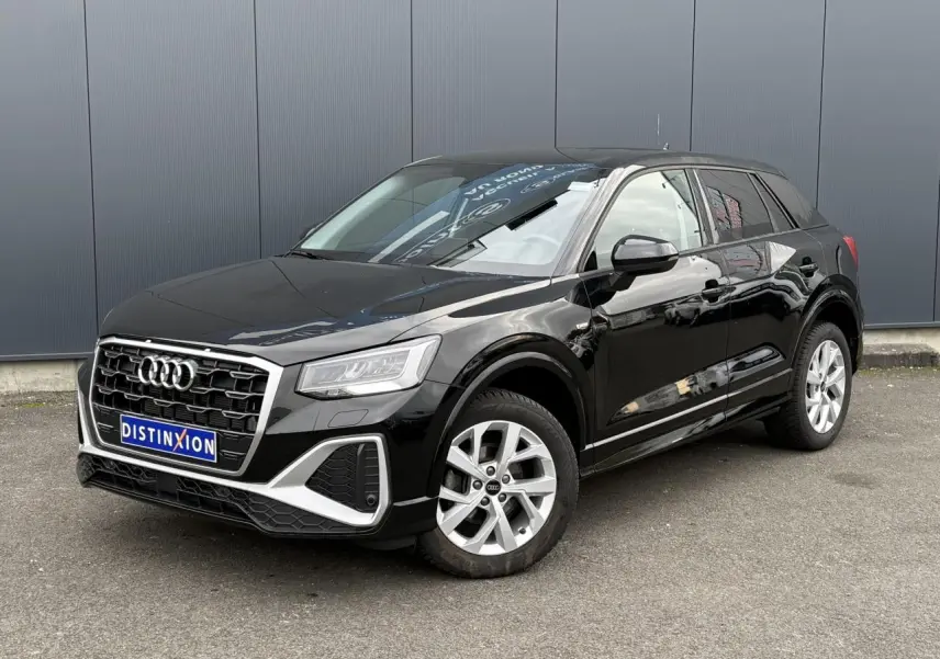 Audi Q2 35 TFSI S-Line noir Mythe vue 3/4 avant droit, avec jantes alliage 17 pouces et calandre chromée.