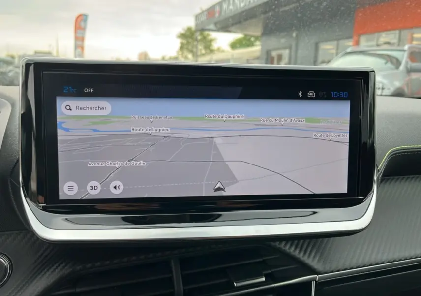 Écran tactile central affichant la navigation GPS dans l'habitacle du Peugeot 2008 Hybrid 145 GT Vision 2025.
