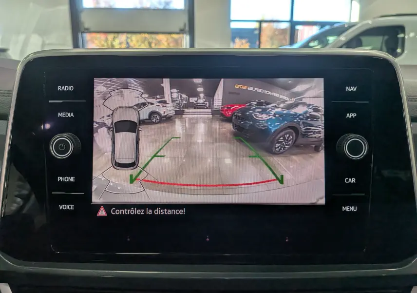 Écran de caméra de recul du Volkswagen T-Roc 2024 montrant l’arrière en intérieur avec guidage vert et rouge.