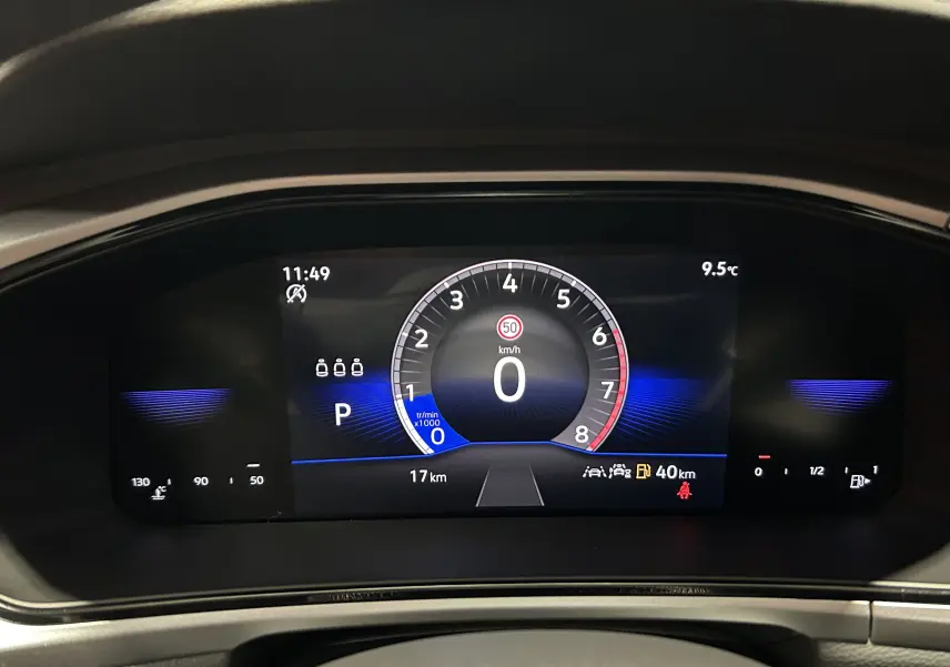 Vue rapprochée du tableau de bord numérique du Volkswagen T-Roc 2025, affichant la vitesse, régime et température extérieure.