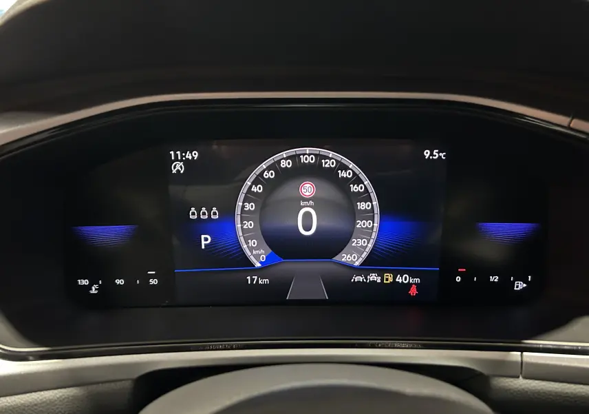 Vue rapprochée du tableau de bord numérique du Volkswagen T-Roc 2025, affichage digital clair avec vitesse à 0 km/h.