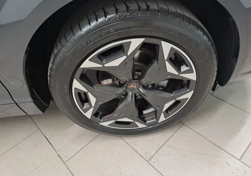 Gros plan sur la jante 19'' Cosmic usinée noire et grise du côté avant droit d'une CUPRA TERRAMAR Gris Timanfaya.