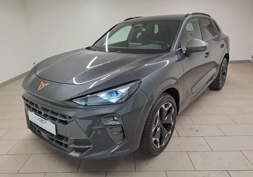 Vue 3/4 avant d'un CUPRA TERRAMAR gris Timanfaya avec jantes 19'' Cosmic usinées dans un intérieur neutre.