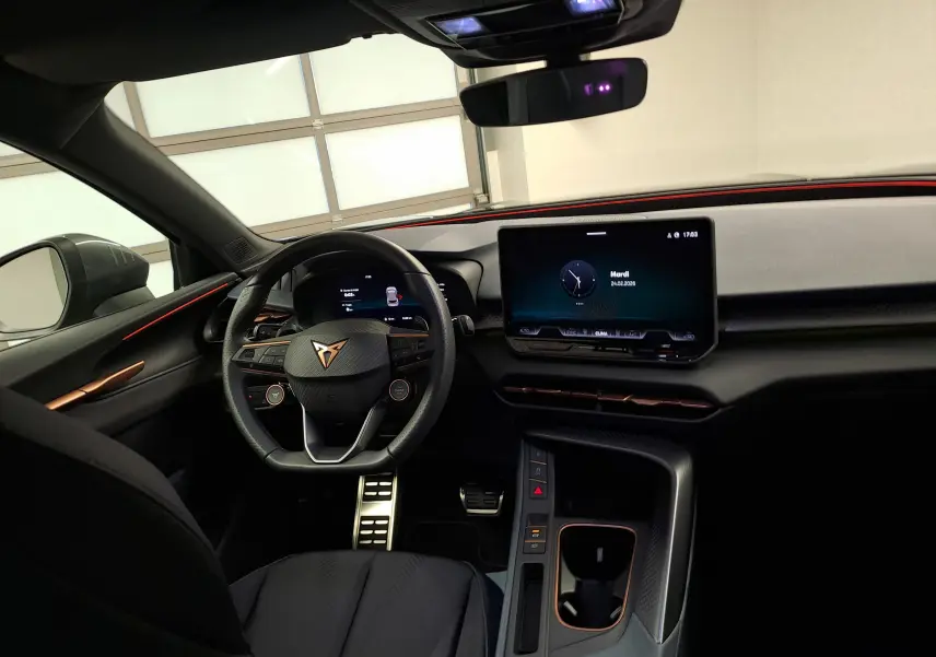Vue intérieure côté conducteur de la CUPRA TERRAMAR 2025 avec tableau de bord numérique et écran tactile central.