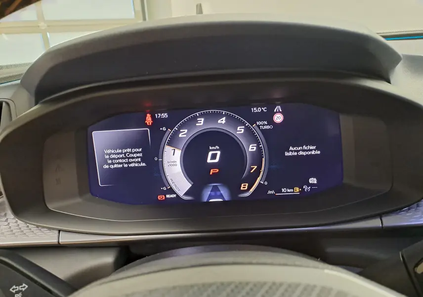 Vue rapprochée du tableau de bord numérique de la CUPRA TERRAMAR 1.5 eTSI 150 DSG7 affichant le compte-tours et les alertes.