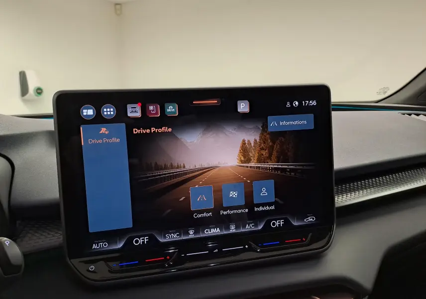 Écran tactile central affichant les modes de conduite dans l'habitacle moderne du CUPRA TERRAMAR 2025.