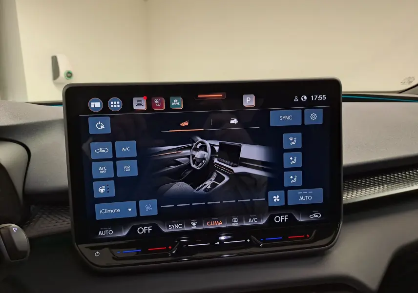 Écran tactile central affichant les commandes climatisation et la vue intérieure du CUPRA TERRAMAR 2025, tableau de bord moderne.