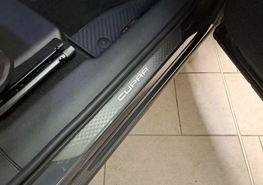 Détail de la plaque de seuil de porte CUPRA sur un CUPRA TERRAMAR gris Timanfaya, vue côté droit intérieur.
