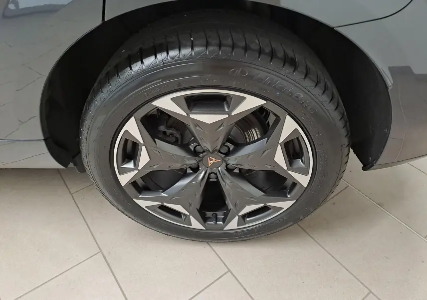 Gros plan sur la jante 19'' Cosmic usinée du côté gauche d'une CUPRA TERRAMAR Gris Timanfaya.