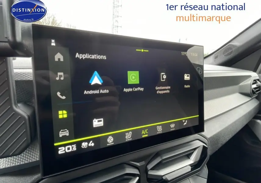 Écran tactile central du tableau de bord du Dacia Duster 2026, vue intérieure côté passager.