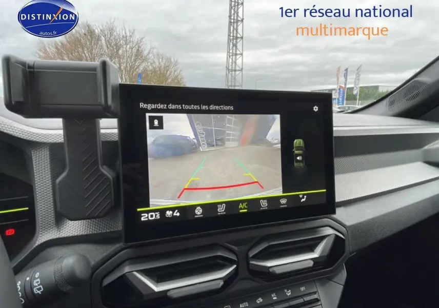 Vue intérieure du tableau de bord du Dacia Duster 2026 avec écran tactile affichant la caméra de recul.