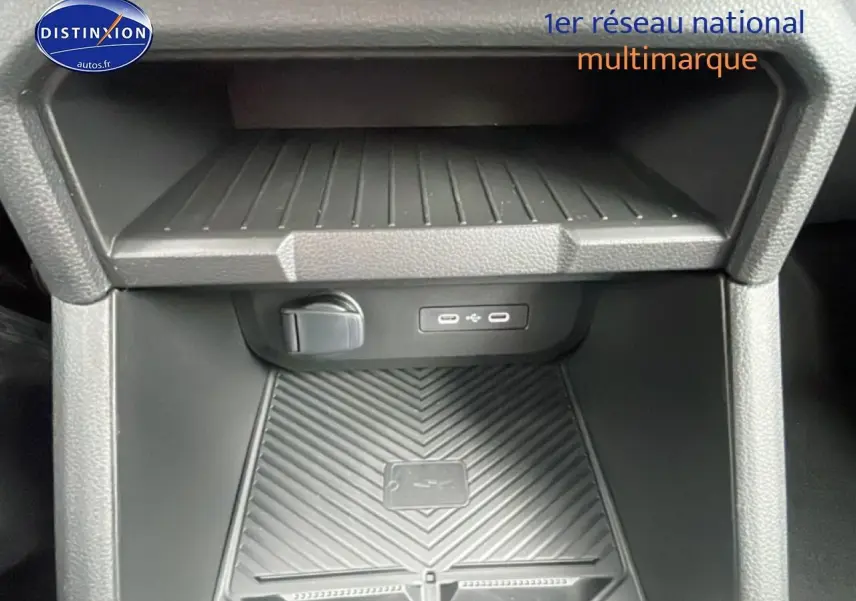Gros plan sur la console centrale du Dacia Duster 2026, montrant les ports USB et un espace de rangement noir.