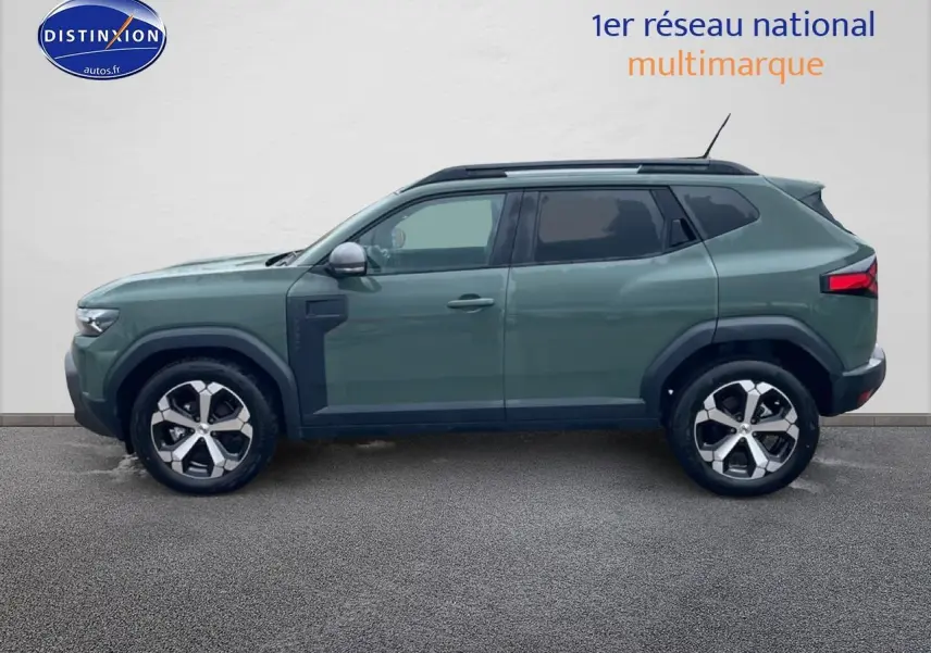Profil droit du Dacia Duster 2026 vert kaki avec jantes alliage et barres de toit noires.