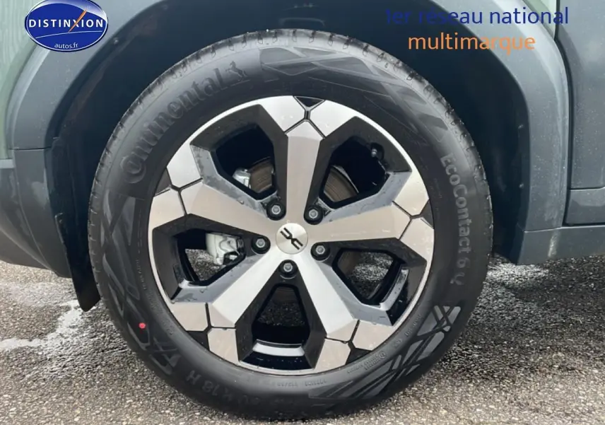 Gros plan sur la roue avant droite d'un Dacia Duster vert kaki 2026 avec jante alu au design moderne.