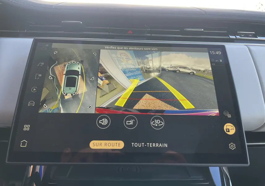 Écran central du Range Rover Sport P440 HSE R-Dynamic 2023 montrant la caméra de recul et la vue 360° en mode stationnement.