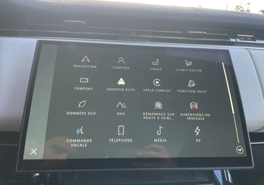 Écran tactile central du Range Rover Sport P440 HSE R-Dynamic 2023, affichant le menu des fonctions connectées.