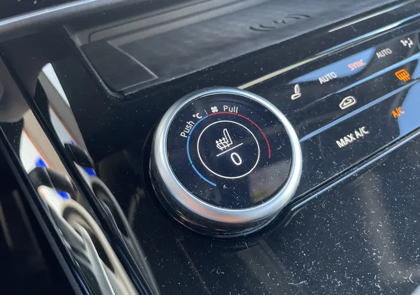 Gros plan sur le bouton de réglage de la climatisation chauffante du Range Rover Sport P440 HSE R-Dynamic 2023 en Italian Racing Red.