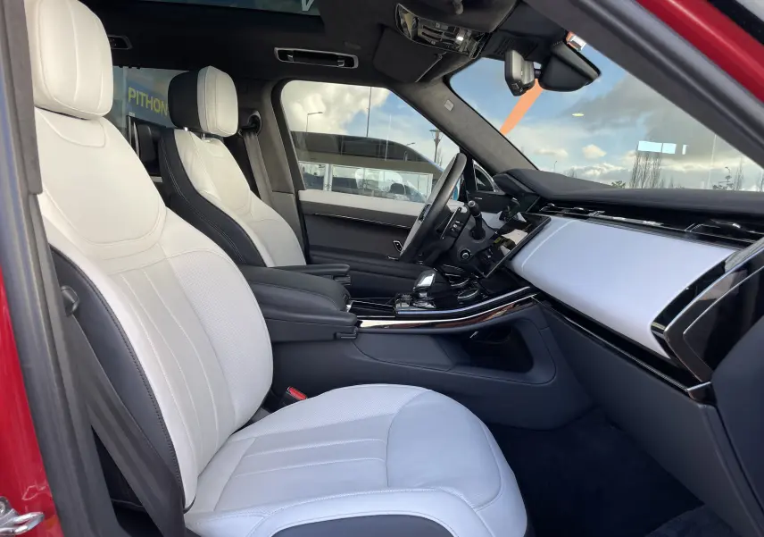 Vue intérieure côté gauche du Range Rover Sport P440 HSE R-Dynamic 2023, sièges cuir blanc et ciel de pavillon noir suédine.