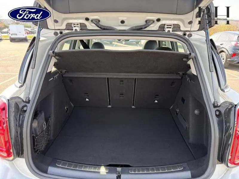 Coffre ouvert vu de l'arrière d'une MINI Countryman Moonwalk Grey, montrant l'espace de chargement et la plage arrière.
