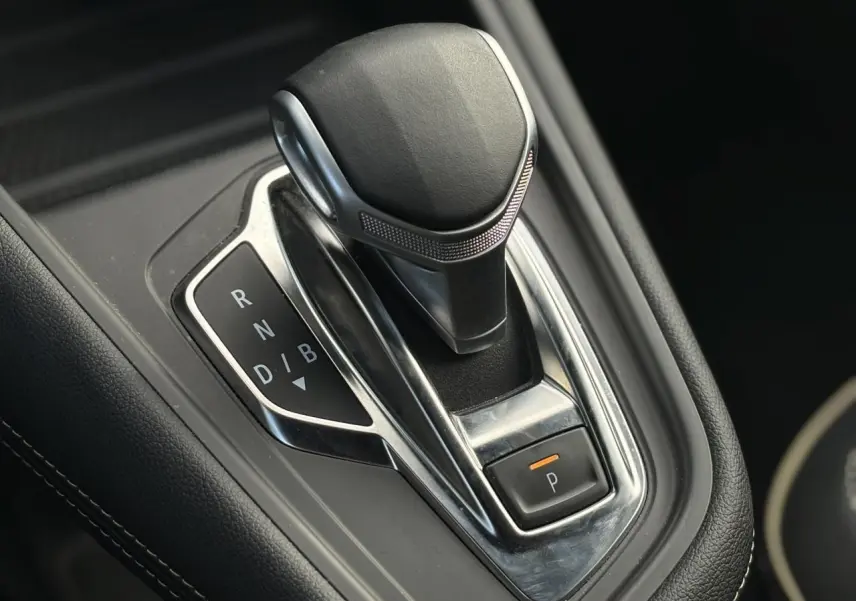 Le levier de vitesses automatique noir et chrome du Renault SYMBIOZ E-Tech Full Hybrid, vue rapprochée intérieure.