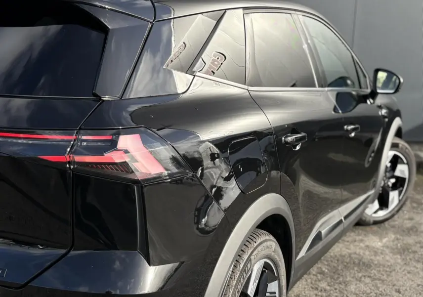 Vue 3/4 arrière droite de la Renault SYMBIOZ noire étoilée avec feux LED et jantes 18 pouces Gravity.