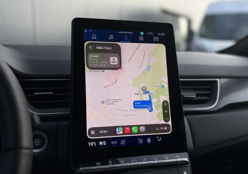 Écran tactile central du tableau de bord du Renault Symbioz 2025 affichant la navigation GPS.