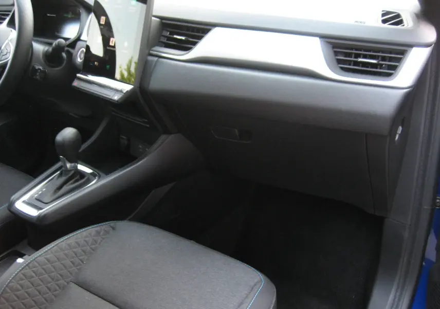 Vue intérieure côté passager du tableau de bord et console centrale du Renault Captur II bleu Iron avec boîte automatique.