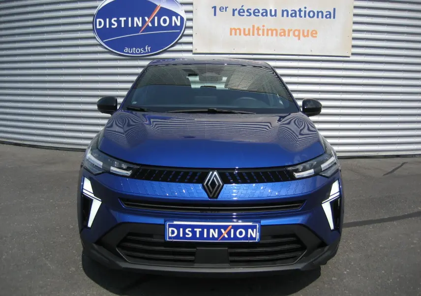Vue frontale du Renault Captur II bleu Iron 2025 avec éclairage LED distinctif et calandre moderne.