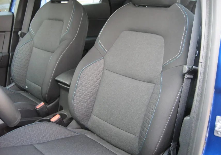 Vue rapprochée des sièges avant gris avec surpiqûres bleues du Renault Captur II 1.6 E-Tech Hybride 2025 bleu Iron.
