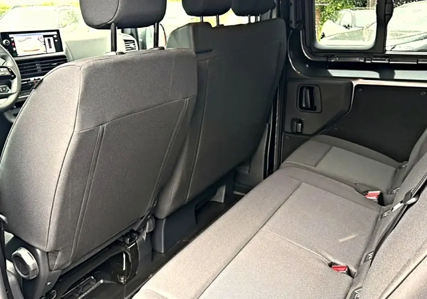 Vue intérieure côté droit sur la banquette arrière grise du Fiat Scudo Combi avec vitres latérales et sièges tissu bi-ton.