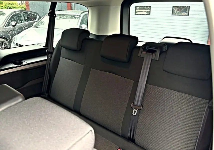 Vue intérieure de la banquette arrière 3 places bi-ton noir et gris du Fiat Scudo Combi gris titane 2026.
