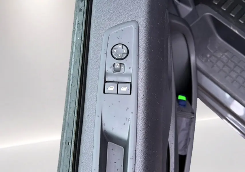 Vue rapprochée de la porte avant gauche du Fiat Scudo Combi gris titane avec commandes électriques des vitres et rétroviseurs.