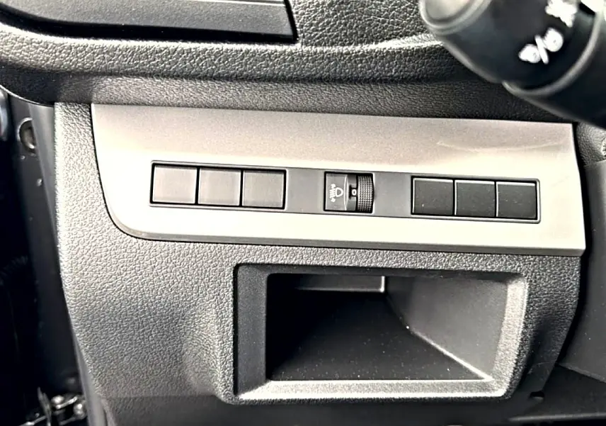 Détail intérieur du tableau de bord gris du Fiat Scudo Combi 2026 avec commandes et rangement sous volant.