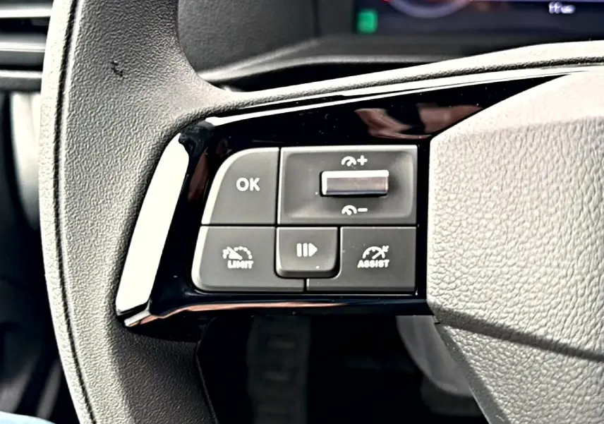 Gros plan sur les commandes noires au volant du Fiat Scudo Combi gris titane, mettant en valeur les boutons d'assistance et limiteur.