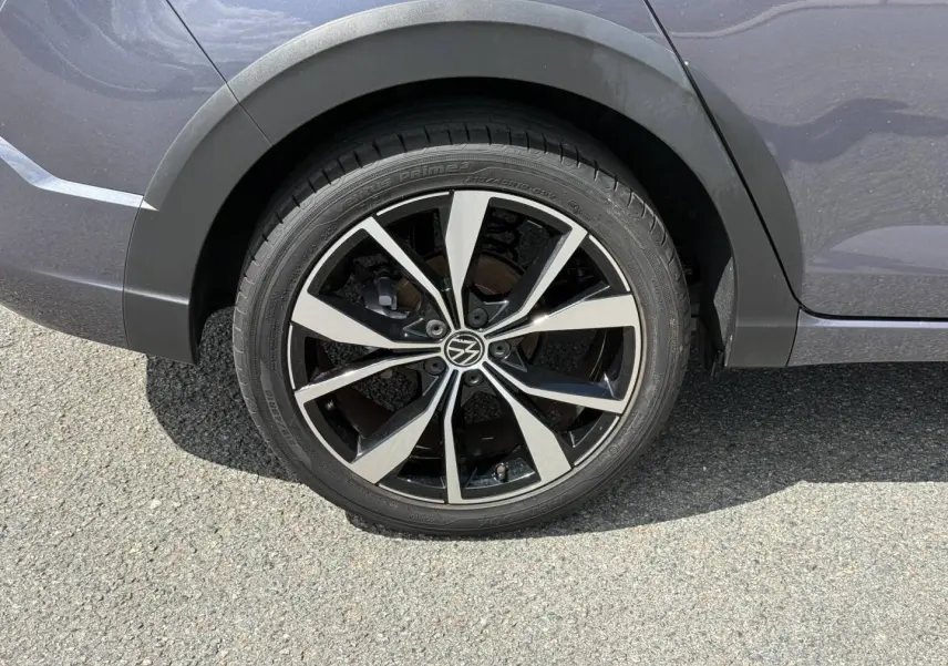 Gros plan sur la roue arrière droite gris Ascot d’un Volkswagen Taigo 1.0 TSI R-Line avec jante alu bicolore.