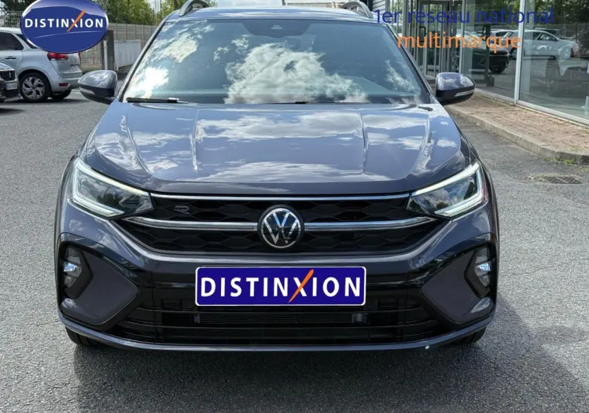 Vue frontale d'un Volkswagen Taigo gris Ascot 2025 avec calandre noire et phares LED distinctifs.