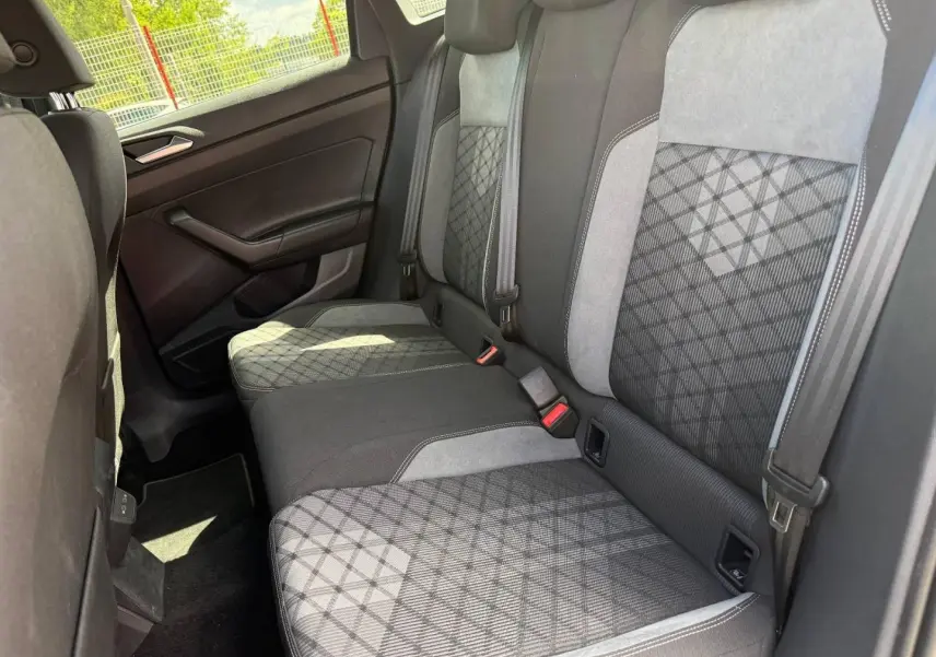 Vue intérieure côté droit sur la banquette arrière gris clair et foncé avec motifs en losange du Volkswagen Taigo R-Line 2025.